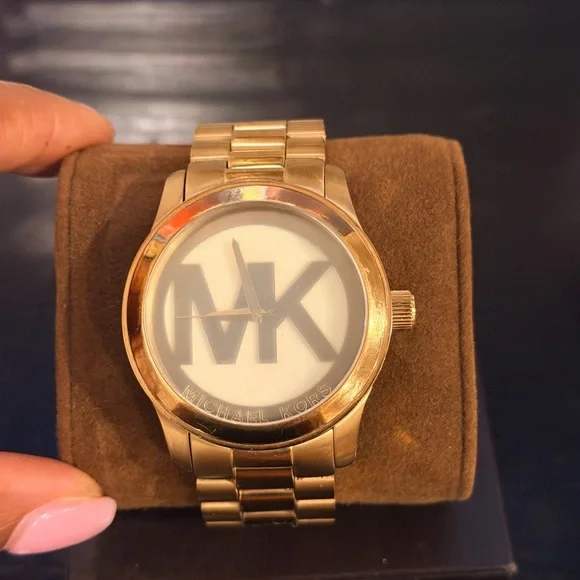Gold Michael Kors watch - Picture 2 of 11